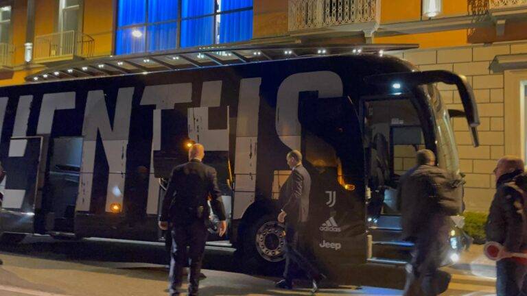Napoli-Juventus, sassi contro il pullman dei bianconeri
