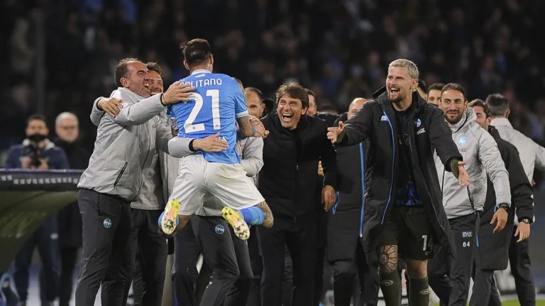 Gli azzurri non mollano, Milan battuto e superato ed Inter di nuovo a sette lunghezze di svantaggio