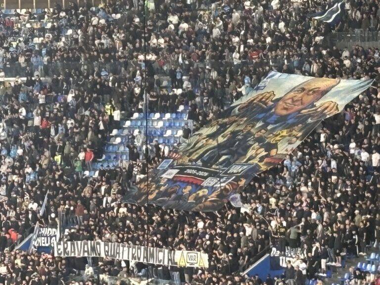 Al Maradona i tifosi non dimenticano lo scandalo che sta colpendo il calcio italiano