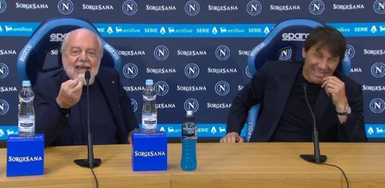 Conte e De Laurentiis in conferenza stampa per l’addio del tecnico leccese: “Me ne vado perché non sono riuscito a portare compattezza. In tanti spargono veleno… Chi sparge veleno è un fallito che vuole fare like e trasmissioni…”
