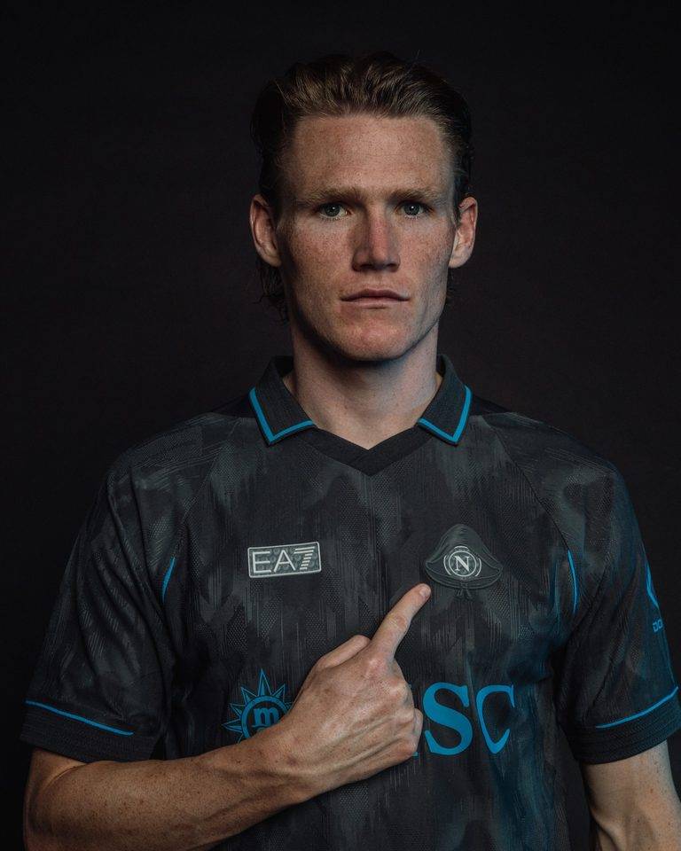 FOTO – La SSC Napoli presenta la nuova maglia in edizione limitata dedicata al Munaciello